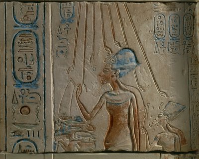 太陽の円盤を崇拝するアクエンアテンとネフェルティティを表すエジプトの彫刻、トール アル アマルナ、エジプト、新王国、XVIII 王朝から 作： Egyptian 18th Dynasty