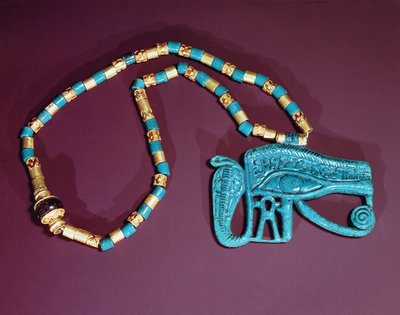 新王国、ツタンカーメンの墓から出たラー胸の目（金と青のファイアンス） 作： Egyptian 18th Dynasty