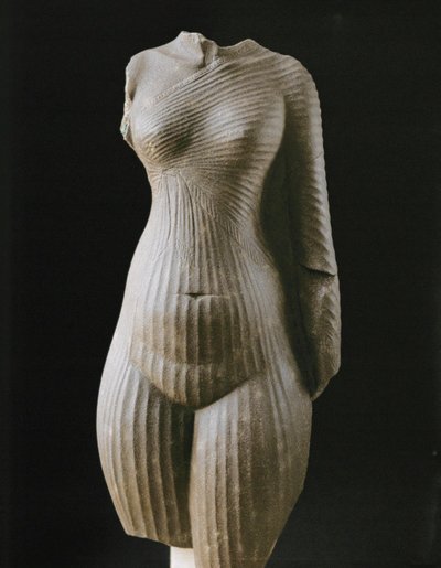 ファラオの妻ネフェルティティと思われる女性の胴体。 作： Egyptian 18th Dynasty