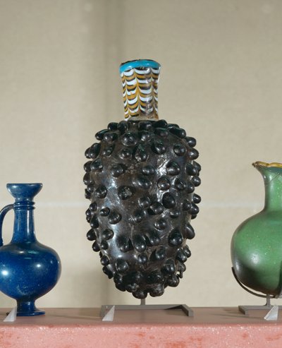 フラスコ。このような容器は、マトリックスを溶融ガラスに浸すことによって作られた。 作： Egyptian 18th Dynasty