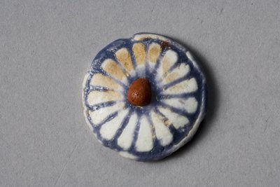 フローラルラウンデル、アマルナ時代、紀元前1353-37年（ファイアンス） 作： Egyptian 18th Dynasty