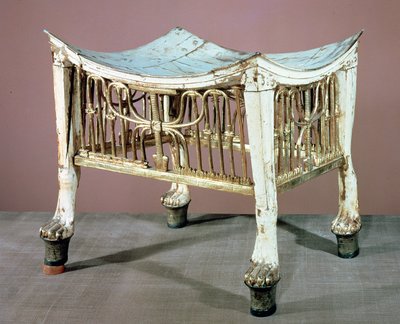 ツタンカーメンの墓からの彼の統治の初めに子供王によって使用されたフットスツール（c.1370-52 BC）ニューキングダム（塗られ、金色の木材）（391015も参照） 作： Egyptian 18th Dynasty