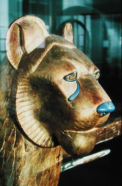 ツタンカーメンの墓からのライオンの形をした葬儀用の寝床（紀元前1370〜1352年頃）新王国（漆喰と金色の木材） 作： Egyptian 18th Dynasty