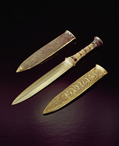 ツタンカーメンの墓からの金の短剣と鞘（紀元前1370〜1352年頃）新王国（半貴石がはめ込まれた金） 作： Egyptian 18th Dynasty