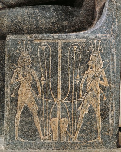 アトゥム神に供物を捧げるホレムヘブの花崗岩彫刻群、セスとホルスを従えたアトゥムの玉座の細部 作： Egyptian 18th Dynasty
