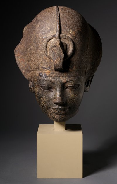 青い冠を身に着けたアメンホテプ3世の頭、紀元前1391-1353年頃 作： Egyptian 18th Dynasty