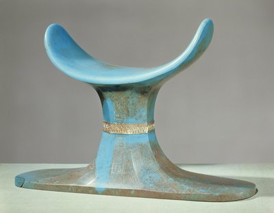 ヘッドレスト、ツタンカーメンの墓（紀元前1370〜52年）、新王国（青いガラスのペースト） 作： Egyptian 18th Dynasty