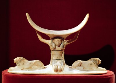 新しい王国のツタンカーメンの墓からの空気のエジプトの神、シュウのヘッドレスト（391029も参照） 作： Egyptian 18th Dynasty