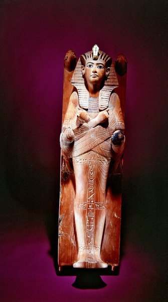 ツタンカーメンの墓からの彼の葬式のベッドの上の王の画像（c.1370-52 BC）New Kingdom（wood）（see 149292） 作： Egyptian 18th Dynasty