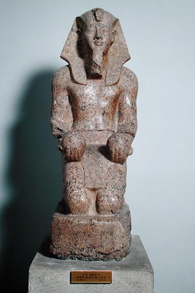 アメンホテプ2世のひざまずく像（紀元前1427〜1392年）、ニューヨークのテーベのワインの供物を保持、紀元前1450〜1425年（花崗岩） 作： Egyptian 18th Dynasty