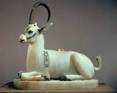 ツタンカーメンの墓にあるアイベックスの形をした、透明な壺の蓋（紀元前1370年〜52年）英国（アラバスター塗装） 作： Egyptian 18th Dynasty