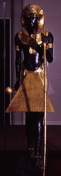 ツタンカーメン王の墓からの等身大のツタンカーメン像（紀元前1370年から1352年頃）新王国時代（木と金色の青銅）（120789を参照） 作： Egyptian 18th Dynasty