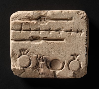 金属製宝飾品を鋳造するための石灰岩の型、新王国時代 作： Egyptian 18th Dynasty