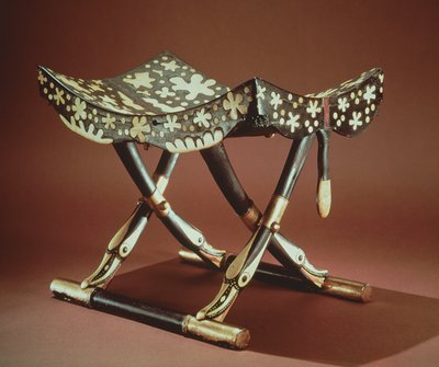 新王国ツタンカーメンの墓からの折りたたみスツールのモデル（象牙を象眼した黒檀） 作： Egyptian 18th Dynasty