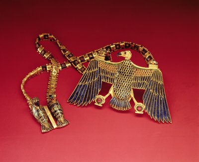 ハゲタカペンダント付きネックレス、ツタンカーメンの墓（紀元前1370〜1352年）の新王国（金がラピスラズリとコーネリアンで覆われている）（228214も参照） 作： Egyptian 18th Dynasty