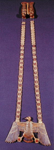 ハゲタカペンダント付きネックレス、ツタンカーメンの墓（紀元前1370〜1352年）の新王国（金がラピスラズリとコーネリアンで覆われている）（227982も参照） 作： Egyptian 18th Dynasty
