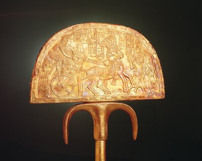 新しい王国のツタンカーメンの墓からのダチョウの羽のファン（板金で覆われた木）（324497の裏） 作： Egyptian 18th Dynasty