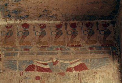 テバン・ネクロポリス、デイル・エル・バハリ、ハトシェプスト葬祭殿、上エジプトの太陽盤、ウラエウス、ハゲワシが描かれた壁（ユネスコ世界遺産リスト 作： Egyptian 18th Dynasty