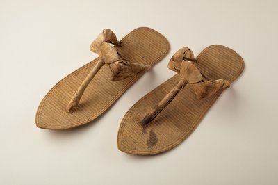 ペアサンダル、1390-52年頃（草、葦、パピルス 作： Egyptian 18th Dynasty