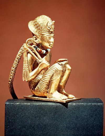 新王国、ツタンカーメンの墓からのアメノフィス3世（紀元前1403-1365年）を表すペンダント（金）（391019も参照） 作： Egyptian 18th Dynasty