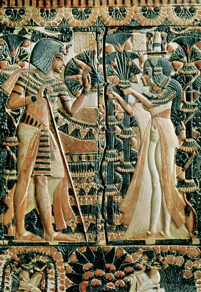 ツタンカーメン（紀元前1370〜52年）と彼の妻アンケセナムンを新王国の庭（象牙を塗ったもの）で示した金庫の蓋のプラーク 作： Egyptian 18th Dynasty
