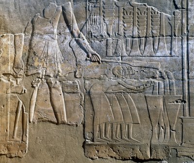 アメン神殿の柱廊、女性の仕事を監督する神官、壁のレリーフ（ユネスコ世界遺産リスト 作： Egyptian 18th Dynasty
