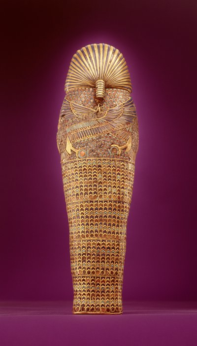 ツタンカーメンの墓（c.1370-1352 BC）からの天蓋付き棺の1つの背面図（着色されたガラスとコーネリアンで象眼された打たれた金）（227990-91も参照） 作： Egyptian 18th Dynasty