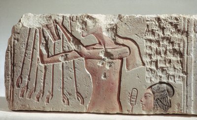 アケンハテンとその娘がアテンに捧げる様子を描いたレリーフ 新王国時代、前1352～1336年頃（石灰岩 作： Egyptian 18th Dynasty