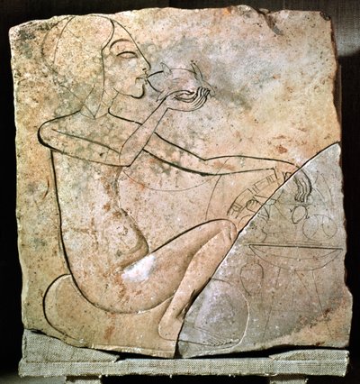 紀元前1353-1337年頃、イギリス、テルエルアマルナ北宮殿のローストアヒルを食べる王女を描いたレリーフ。紀元前1353-1337年（石灰岩） 作： Egyptian 18th Dynasty
