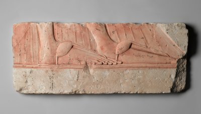 王室の女性のサンダルの足を描いたレリーフ。紀元前1353-1332年頃、イギリス、テルエルアマルナ、紀元前（石灰岩） 作： Egyptian 18th Dynasty