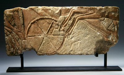 王の行列の一部を示すレリーフ、新王国時代、アマルナ時代（前1353～37年）（石灰岩） 作： Egyptian 18th Dynasty