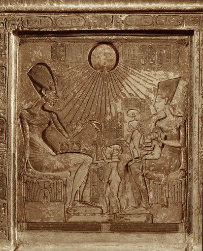 王家の生活：太陽に向かって噴霧するファラオ・アメノフィス4世アクナトン、ネフェルティティ王妃と3人の娘たち（レリーフ） 作： Egyptian 18th Dynasty