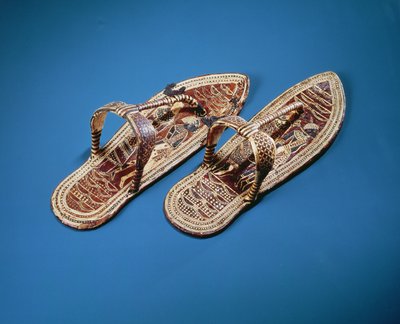 サンダル、ツタンカーメンの墓、ニューキングダム（ゴールド＆レザー） 作： Egyptian 18th Dynasty