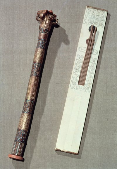 ツタンカーメンの墓（紀元前1370〜52年）ニューキングダム（228566も参照）からの筆記用パレットと葦を書くためのケース 作： Egyptian 18th Dynasty