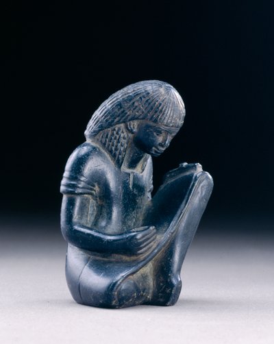 シーテッドスクライブ、ニューキングダム、紀元前1391-1353年（グレイワッケ） 作： Egyptian 18th Dynasty