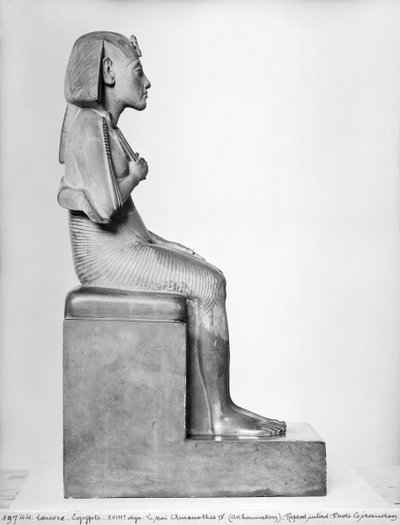 アメノフィス4世（アケナテン）の座った像、新王国、紀元前1375-1354年（ステアタイト） 作： Egyptian 18th Dynasty