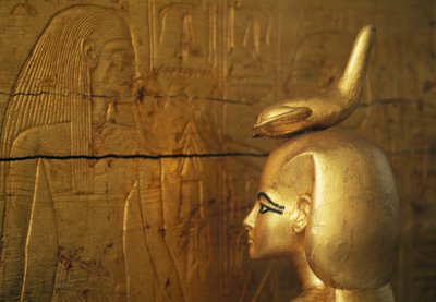 ツタンカーメンの宝物庫、カノプス壺の入った宝箱を守るセルキスまたはセルケットの像 作： Egyptian 18th Dynasty