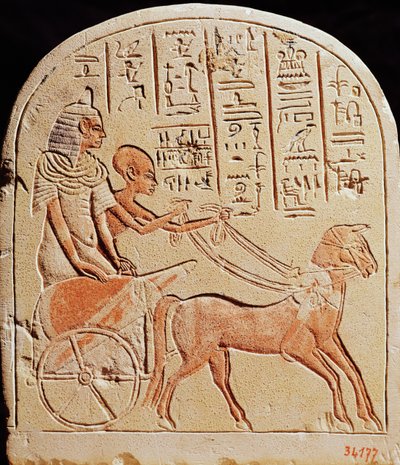 戦車を運転する書記を描いたステラ、紀元前1353-1337年、ニューイングランド、テルエルアマルナから 作： Egyptian 18th Dynasty