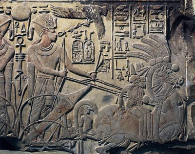 戦車を駆るアメンホテプ3世のステイル（紀元前1391～1353年石の彫刻。カイロ、エジプト博物館、カイロキナ、デイル・アル・バーリから。テーベ。 作： Egyptian 18th Dynasty