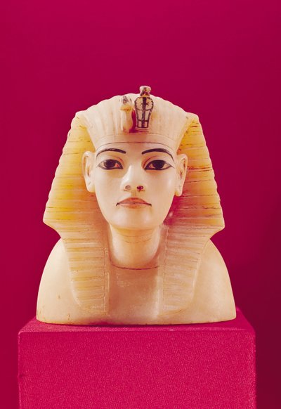 ツタンカーメンの墓からの、天蓋のある壺のストッパー（紀元前1370-1352年）新王国（アラバスター） 作： Egyptian 18th Dynasty
