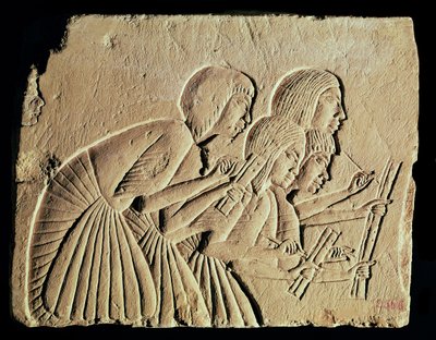 仕事で4人の筆記者を描いたタブレット、ニューキングダム、紀元前1400年頃 作： Egyptian 18th Dynasty