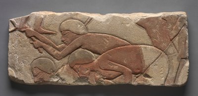 タラタット土を鍬で耕す男たち、紀元前1353-1347年頃（彩色砂岩） 作： Egyptian 18th Dynasty