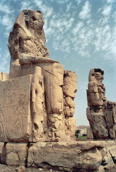 メムノンの巨像、アメンホテプ3世の彫像、紀元前1375-1358年 作： Egyptian 18th Dynasty