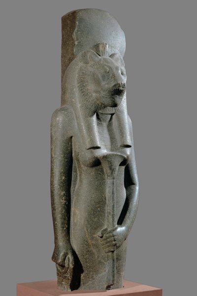 パピルスの茎の形をした杖を持つ女神セクメト。 作： Egyptian 18th Dynasty