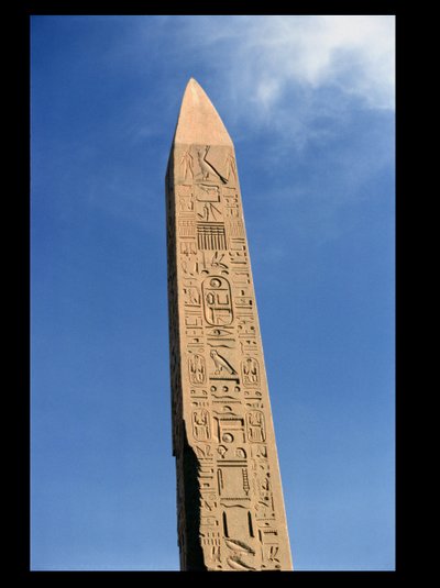 アメンの偉大な神殿、カルナック神殿、ニューイングランドのツボシスI（1504-1492紀元前）のオベリスク 作： Egyptian 18th Dynasty