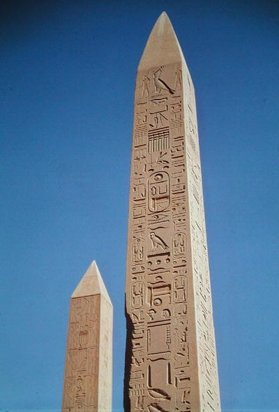 ニュートンのアメン神殿にあるトトメス1世のオベリスク（紀元前1504-1492年）とハトシェプスト（紀元前1473-1458年） 作： Egyptian 18th Dynasty