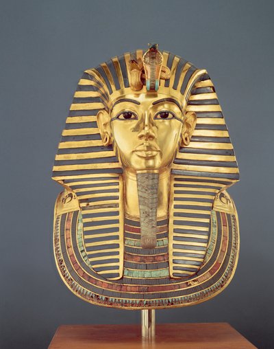 ツタンカーメンの葬儀のマスク（紀元前1370〜1352年）ニューキングダム、紀元前1336〜1327年（半貴石がちりばめられた金）（227984も参照） 作： Egyptian 18th Dynasty