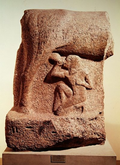 ファラオのホレムヘブを吸っている女神ハトホル、ニューキングダム、紀元前1344-1314年（赤御影石） 作： Egyptian 18th Dynasty