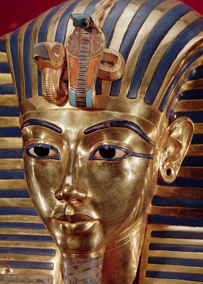 ツタンカーメンの宝物（紀元前1370〜52紀元前）の金のマスク 作： Egyptian 18th Dynasty