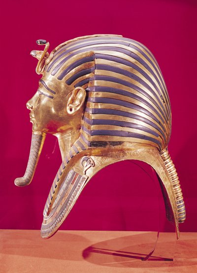 ツタンカーメンの宝物（紀元前1370〜52年）の金のマスク 作： Egyptian 18th Dynasty